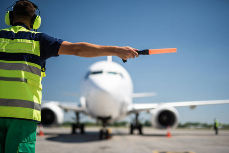 航空马歇尔在耳机指挥乘客飞机