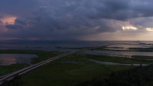 在阿拉巴马州海湾沿岸移动海湾的日落风暴