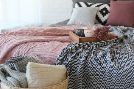 室内卧室与详细的床和纺织品灰色粉红色的风格