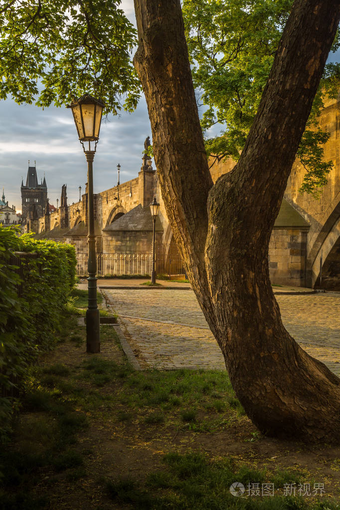 浪漫的角落的 kampa 下查尔斯桥在清晨的阳光下, 在后台老城