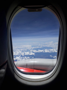 看着窗外的飞机, 天空中的白云从飞机窗户看出来。