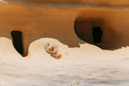 马耳他 Qbajjar 附近岩石沙丘的盐塘和入口