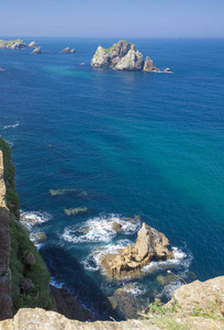 坎塔布利亚, 海岸景观沿哥斯达黎加拉科夫拉达, 残破的海岸, 小组小岛叫 Urros de Liencres