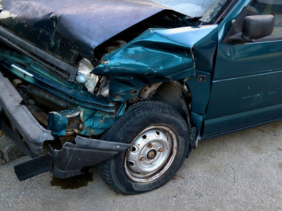 深蓝色汽车罩, 撞车事故, 正面到侧面的看法, 特写