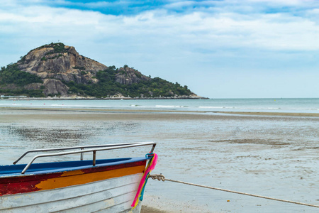 木小船在沙子海边在巴蜀府 Pradipat, 泰国