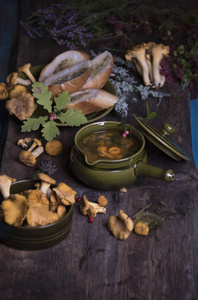 盆栽蘑菇汤与木桌饲养的餐桌设置