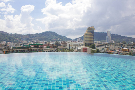 普吉岛, 泰国 2018年1月20日屋顶游泳池, 城市景观。休息放松水疗中心