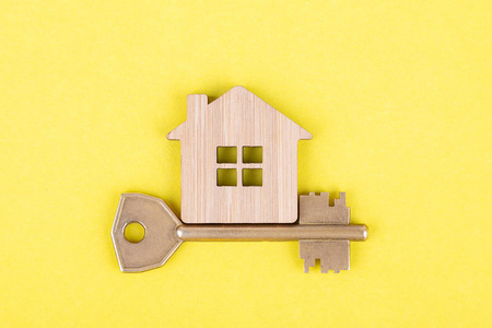 装饰木标志的房子用钥匙。私有财产概念