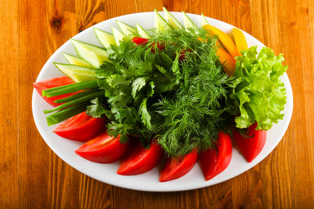 蔬菜零食西红柿, 黄瓜, 洋葱, 胡椒, 草药