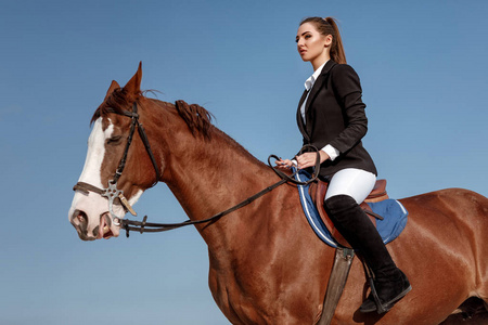 优雅的女人骑马图片