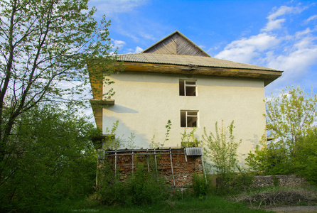 在茂密的森林中, 苏联时代的一个废弃疗养院的废墟。破坏和破坏。残破的建筑石头建筑。这座建筑物在佛瑞斯中丢失了。