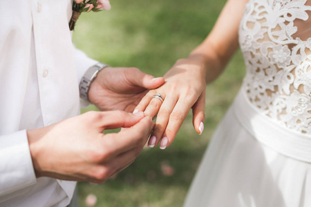 新郎戴戒指在新娘的手上结婚仪式特写