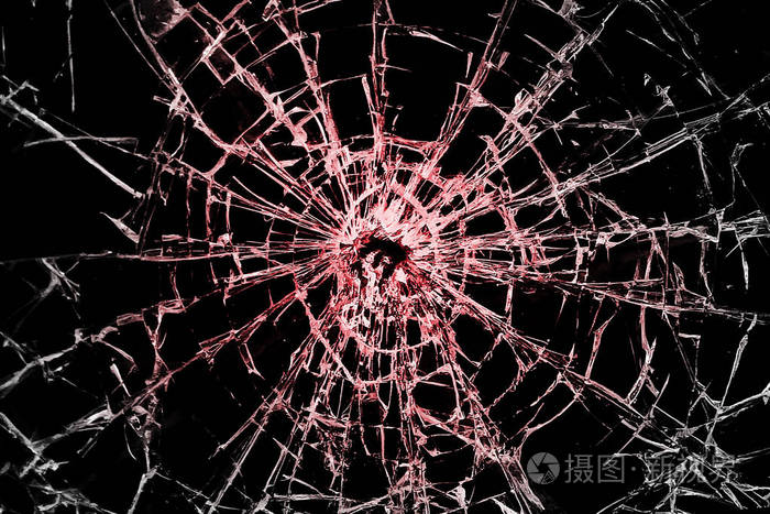 在黑色背景上对比碎玻璃