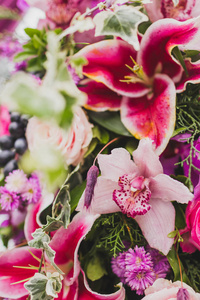 婚礼装饰品波西米亚风格与粉红色和紫色的兰花, 玫瑰, 常春藤和葡萄