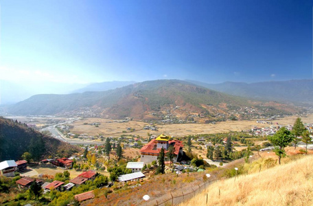 帕罗要塞或 Rinpung 要塞的鸟瞰图, 一个佛教修道院和一座山上的城堡, 在河的帕罗楚, 不丹