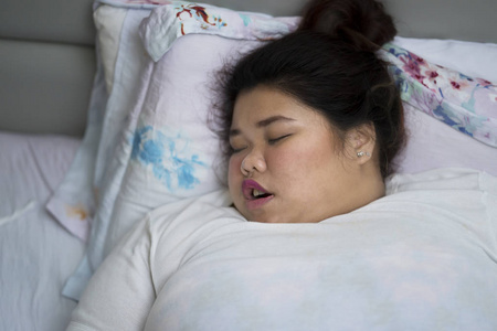肥胖睡觉图片