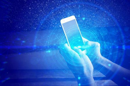 人们使用智能手机在线社交网络概念照片