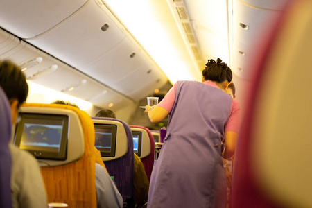 飞机内部与乘客在船上与乘务员服务食物和饮料
