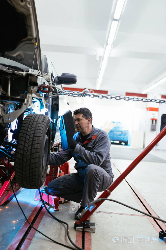 汽车机修工修理汽车
