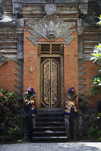 乌布宫门, 正式称为 Saren 贡, 印度尼西亚。宫殿是乌布皇家王室的官邸。