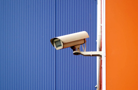 建筑物墙上的摄像头监视大哥监视你和间谍