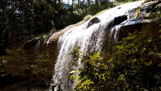越南的热带丛林中隐藏着瀑布