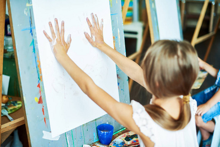 在发展学校的艺术课上, 快乐少女画的两只手的肖像, 欣赏课