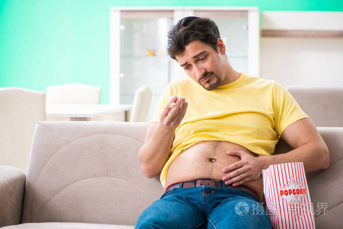 节食概念中的年轻胖子