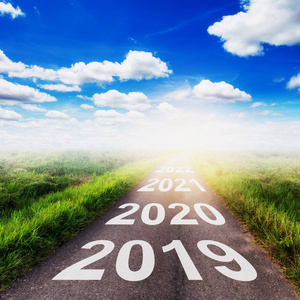 空沥青路和新年2019概念。驾驶在一条空的路到目标2019