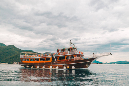 在黑山 kotor 湾的旅行船上的人们。阴天天气