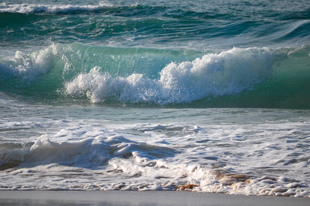 大海波涛汹涌图片
