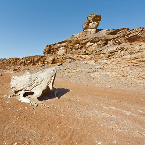 在以色列南沙漠的岩石丘陵的忧郁和空虚。壮观的风景和中东的性质