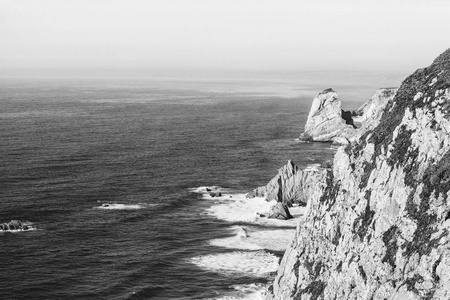 葡萄牙大西洋的岩石海岸。令人叹为观止的风景和葡萄牙海岸线的性质。黑白照片