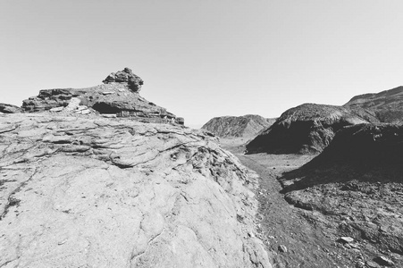 以色列南沙漠的岩石丘陵的孤独和空虚。惊人的景观和中东的性质。黑白照片