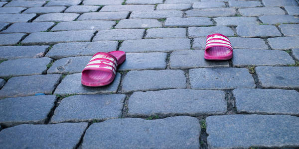 拉脱维亚里加历史中心的鹅卵石铺装。穿越古老城市的概念是在石路上的沙滩鞋
