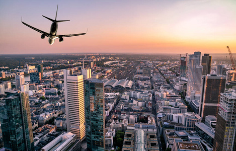 德国法兰克福城市上空飞越摩天大楼的飞机