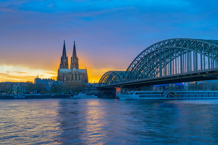 Hohenzollern 桥梁与科隆大教堂在日落在科隆城市, 德国