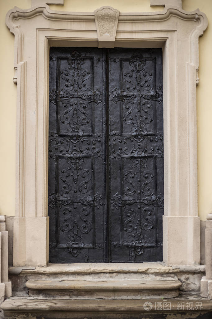 大型黑铁门