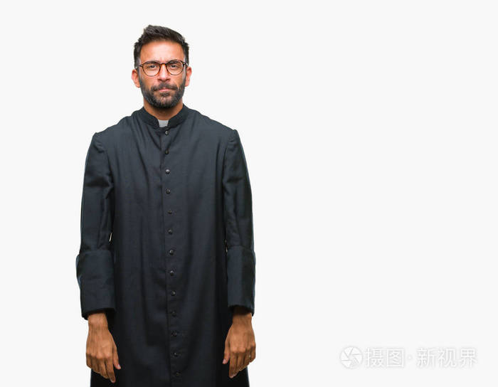 成年拉美裔天主教神父在孤立的背景下郁闷不安, 哭着生气和害怕.