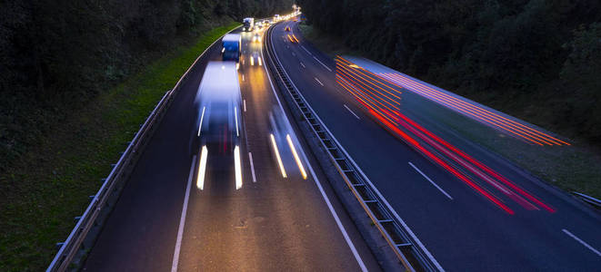 高速公路上的卡车在夜间交通堵塞