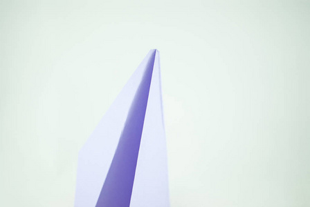 紫纸飞机上的白色背景, 孤立。概念 想法 航空公司, 自由, 领导力, 成功和创造性。特写