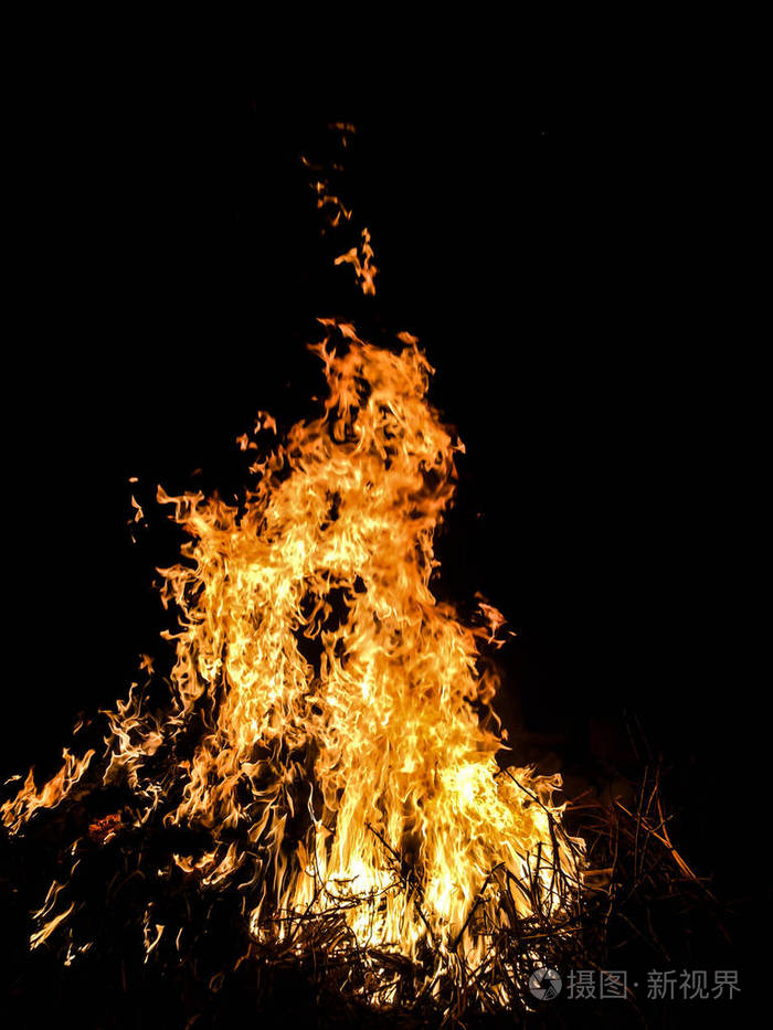 为背景在黑暗中生火