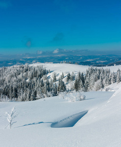 冬天的山景，有霜树和雪堆。 你好