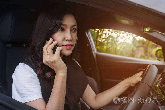 开车和手机通话的女人