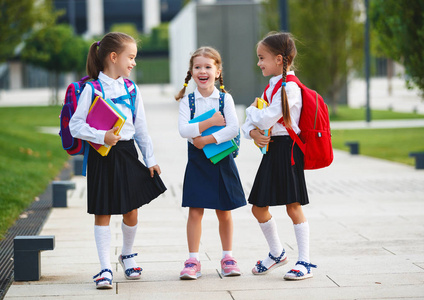 快乐的孩子女孩女朋友女学生小学学校