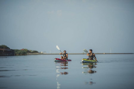 两个划艇两个年轻的白种人皮划艇照片