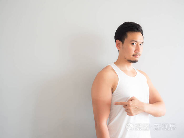 愉快的面孔亚洲人在白色罐顶被晒黑在胳膊上