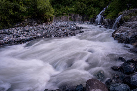 在山林中冲蓝河。山风景。北高加索