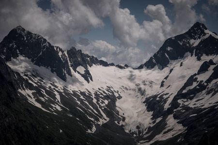 山顶上的山上的厨师云。夏天在山上。北高加索。Dombay。KarachayCherkessia, 俄罗斯