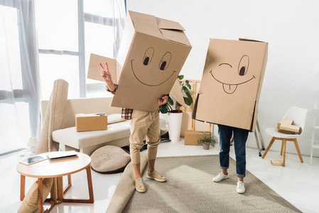 模糊的看法夫妇与纸板箱在新房子的头上, 搬家的概念